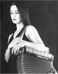 Julieta Venegas.jpg - JULIETA VENEGAS Nacida en Tijuana, ésta cantante y compositora desde temprana edad, ha logrado proyectar su imagen internacionalmente gracias a sus temas y a su estilo desenfadado. Su tercer álbum ''Si'' fue grabado parcialmente en España. Ahora con ''Limón y sal'' triunfa plenamente. 
